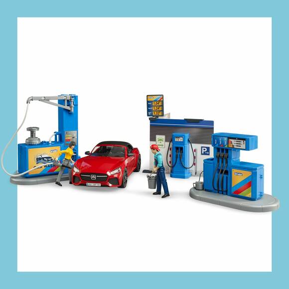 Geschenk bworld Tankstelle mit E-Ladesäule, Waschplatz + BRUDER Roadster